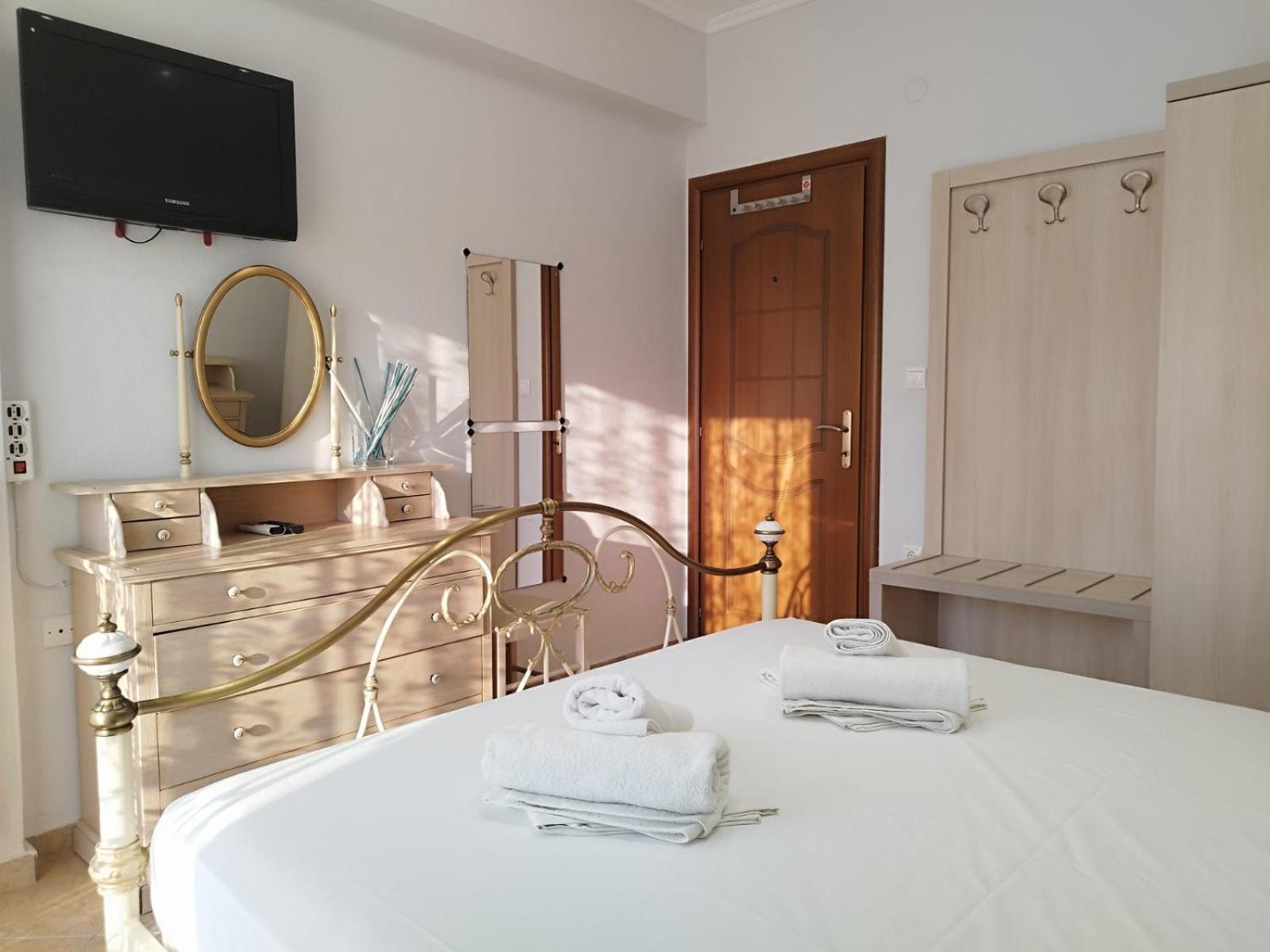 Eleonas Apartments Неа Мудания Екстериор снимка